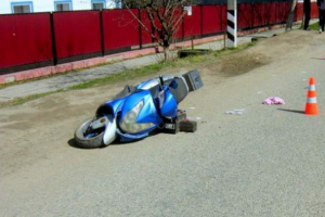 У селі переконливий зіткнувши підліток на мопеді і коні У селі переконливий зіткнувши підліток на мопеді і коні